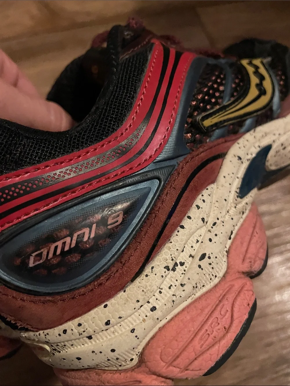 Saucony Progrid Omni 9 Autumnal Equinox Red /Blue Sneaker Woman Size 6